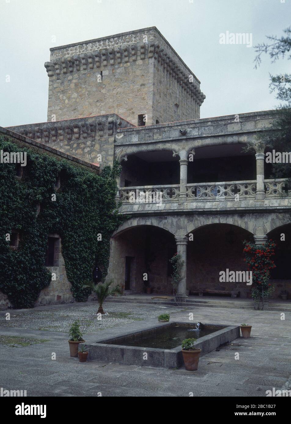 TERRASSE Y TORREON. ORT: PALACIO CASTILLO DE LOS CONDES DE OROPESA. Jarandilla de la Vera. CACERES. SPANIEN. Stockfoto