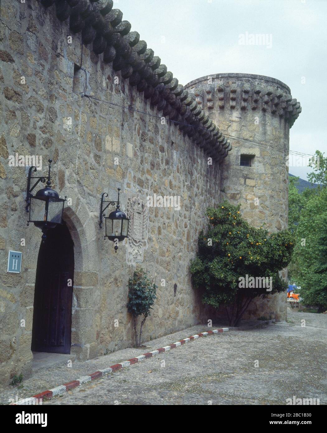 FACHADA PRINCIPAL. ORT: PALACIO CASTILLO DE LOS CONDES DE OROPESA. Jarandilla de la Vera. CACERES. SPANIEN. Stockfoto