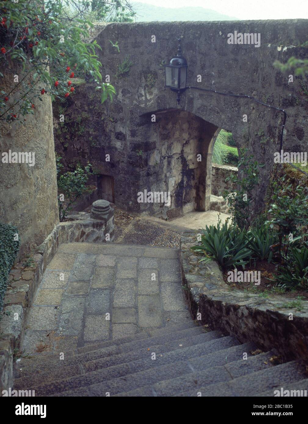 ESCALERA EN EL RECINTO. ORT: PALACIO CASTILLO DE LOS CONDES DE OROPESA. Jarandilla de la Vera. CACERES. SPANIEN. Stockfoto