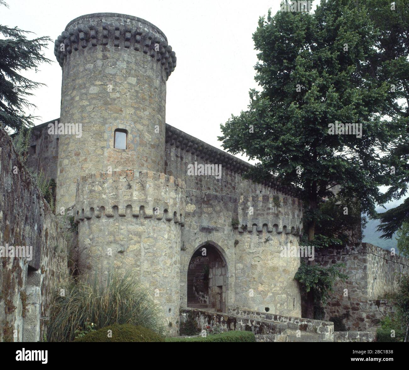 ENTRADA DESDE EL JARDIN. ORT: PALACIO CASTILLO DE LOS CONDES DE OROPESA. Jarandilla de la Vera. CACERES. SPANIEN. Stockfoto