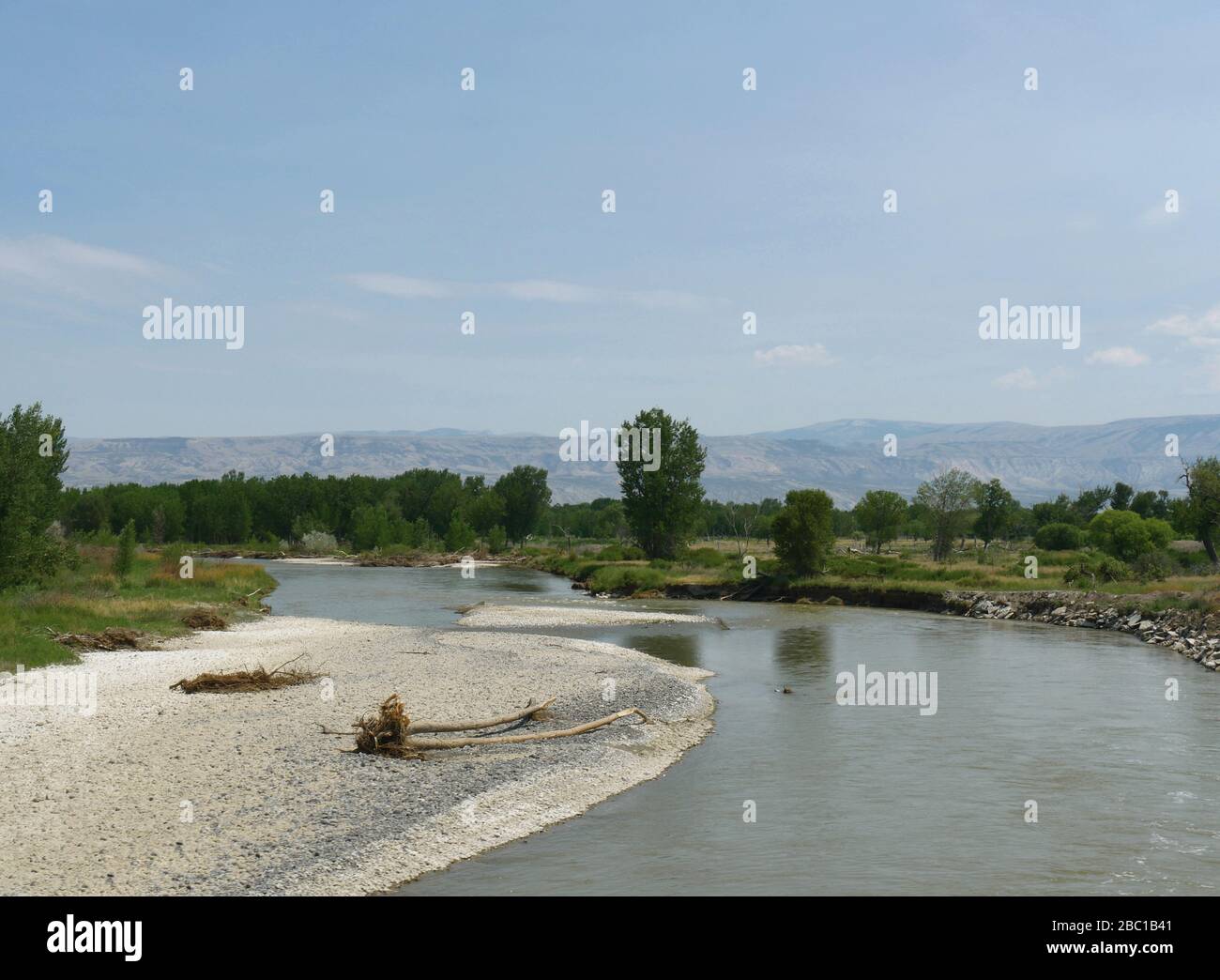 Shoshone River fließt neben dem North Fork Highway in Wyoming. Stockfoto