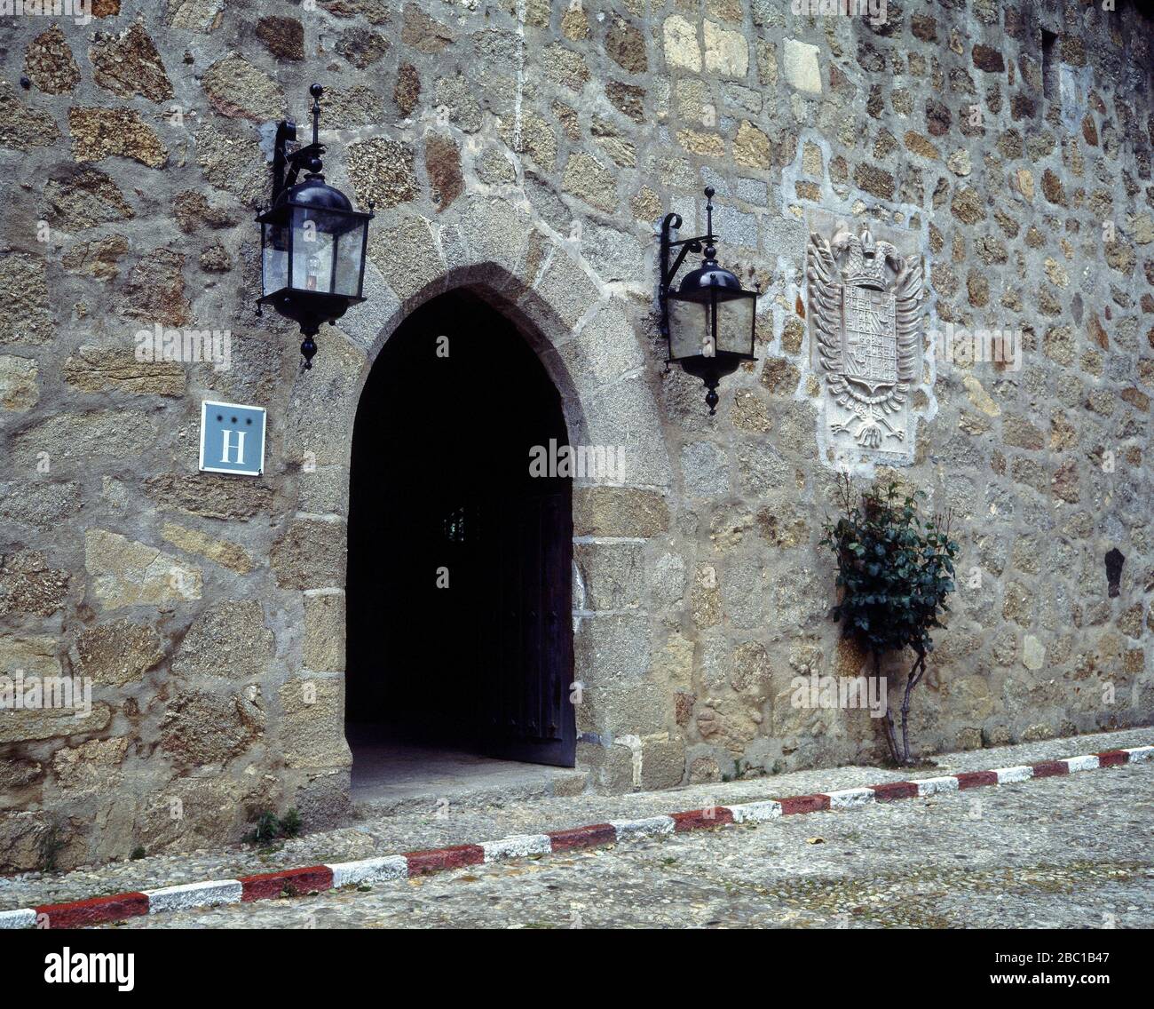 PUERTA DE ENTRADA. ORT: PALACIO CASTILLO DE LOS CONDES DE OROPESA. Jarandilla de la Vera. CACERES. SPANIEN. Stockfoto