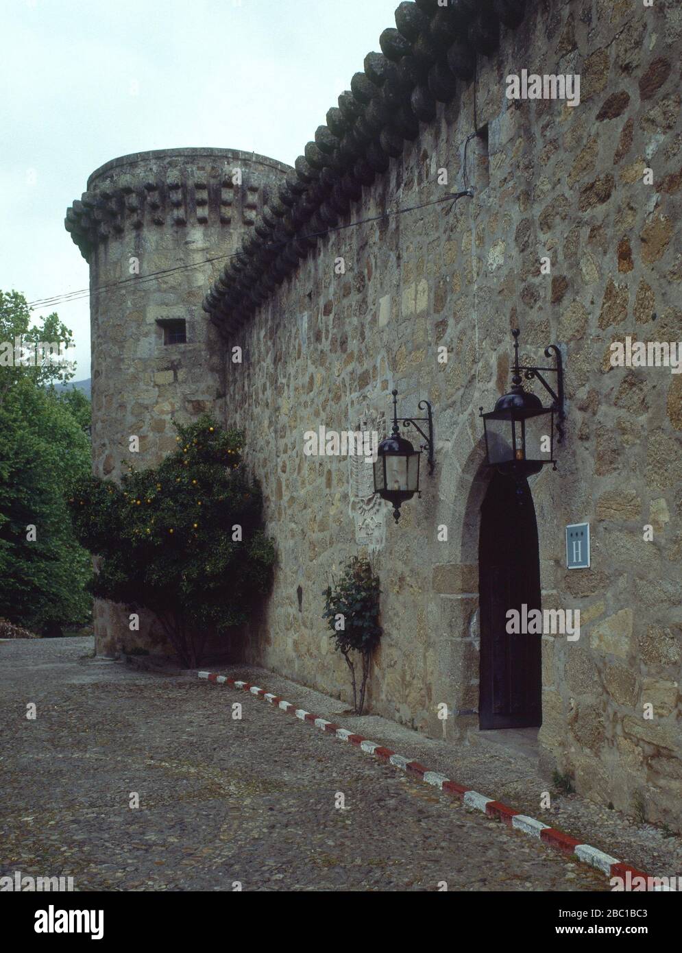 FACHADA PRINCIPAL. ORT: PALACIO CASTILLO DE LOS CONDES DE OROPESA. Jarandilla de la Vera. CACERES. SPANIEN. Stockfoto