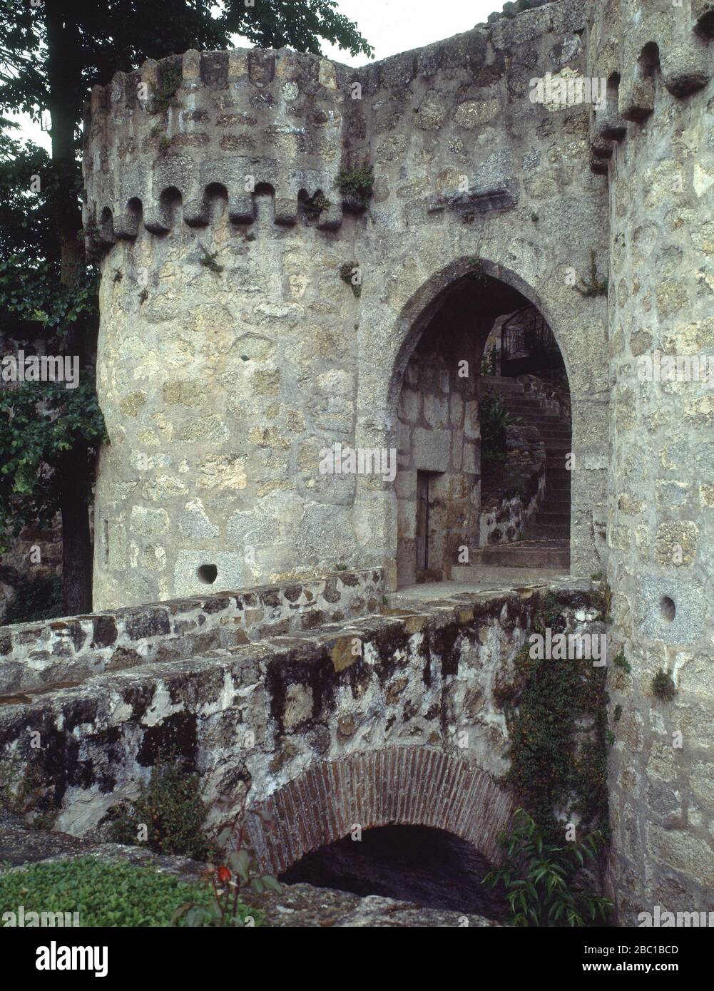 ENTRADA DESDE EL JARDIN. ORT: PALACIO CASTILLO DE LOS CONDES DE OROPESA. Jarandilla de la Vera. CACERES. SPANIEN. Stockfoto