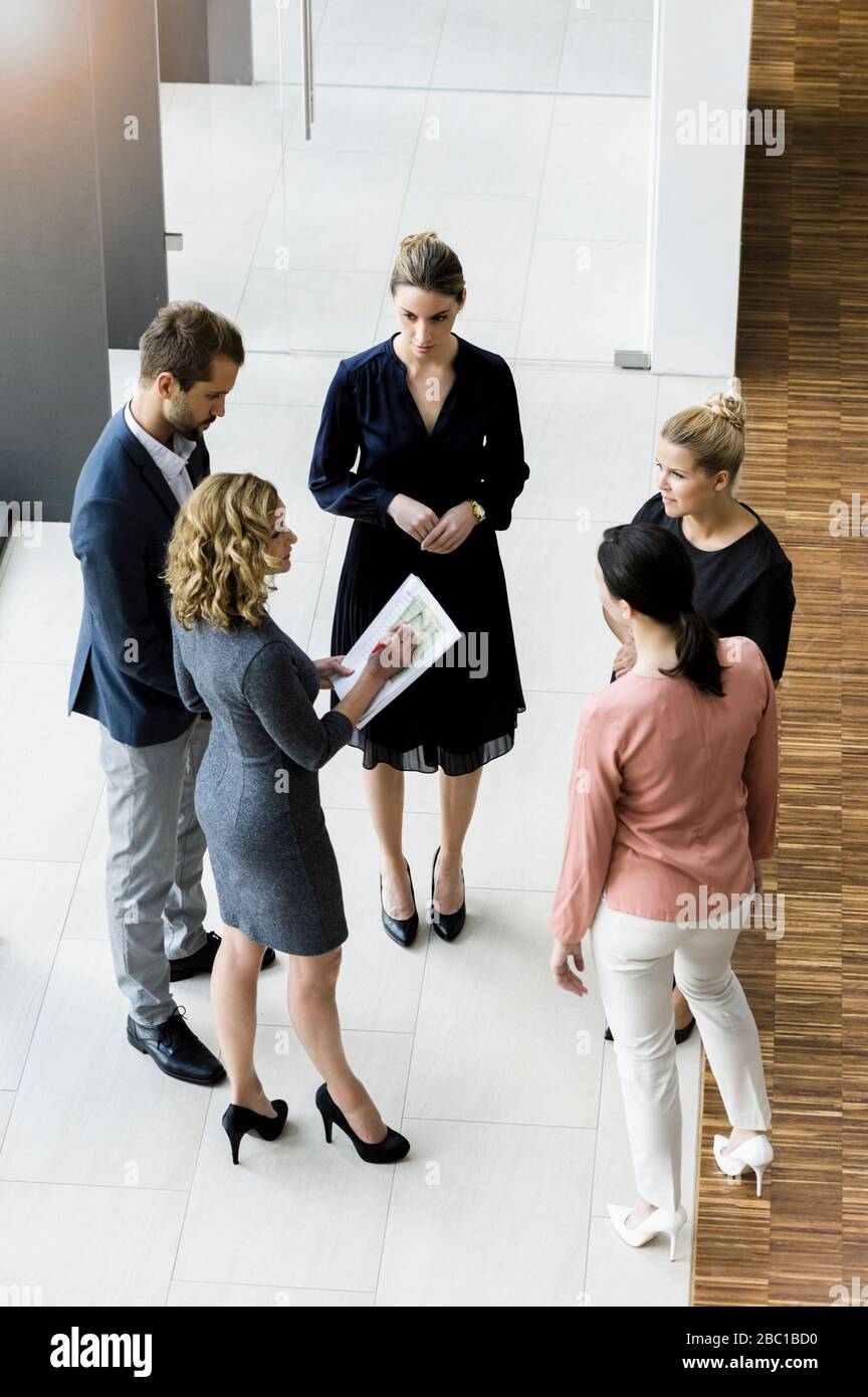 Geschäftsleute stehen in modernen Bürogebäude diskutieren Projekt Stockfoto