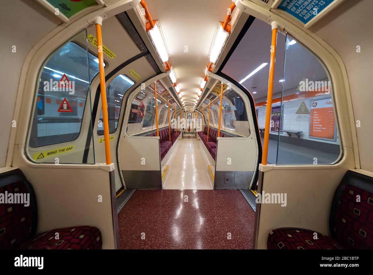 Glasgow, Schottland, Großbritannien. April 2020. Auswirkungen der Sperrung von Coronavirus auf das Leben in Glasgow, Schottland. Inneneinrichtung der leeren Kutsche in der Glasgow Subway. Stockfoto