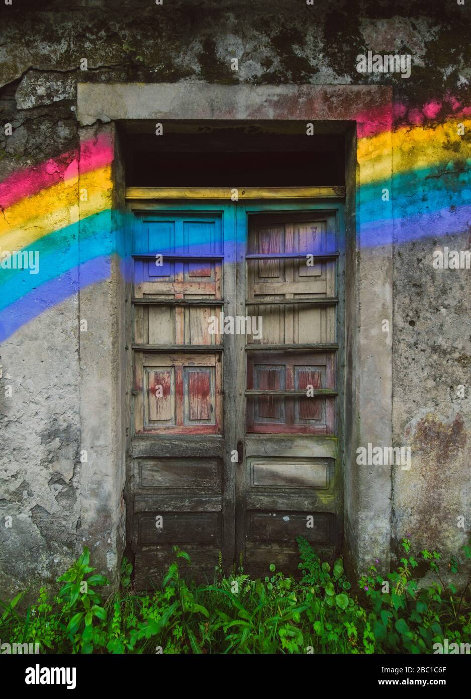 Spanien, Provinz A Coruna, San Saturnino, Regenbogen, der über Türen eines verlassenen Hauses gemalt wurde Stockfoto