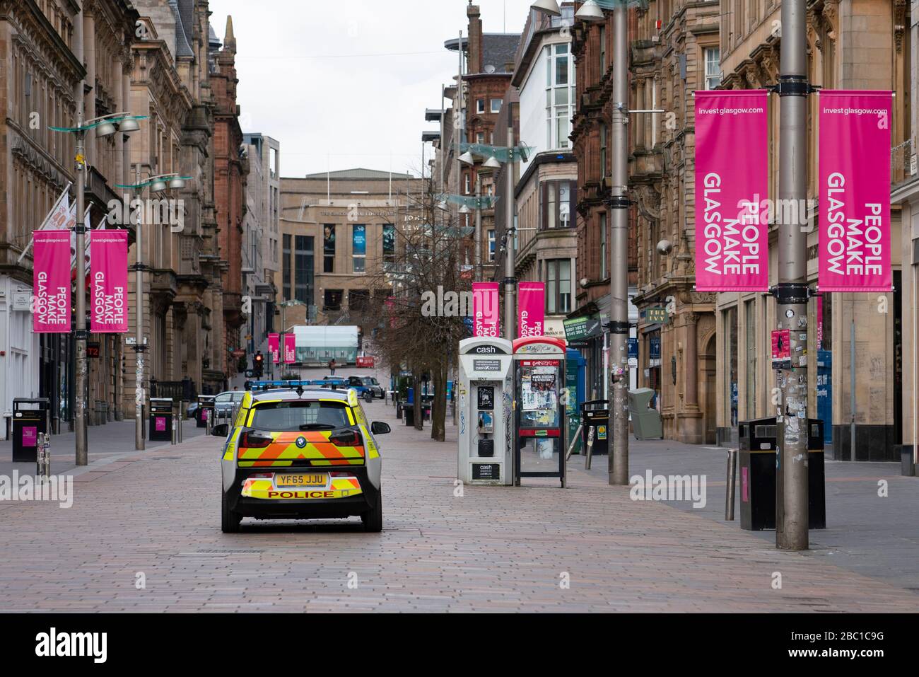 Glasgow, Schottland, Großbritannien. April 2020. Auswirkungen der Sperrung von Coronavirus auf das Leben in Glasgow, Schottland. Die Polizei patrouilliert auf einer leeren Buchanan-Straße den Hauptschopp Stockfoto