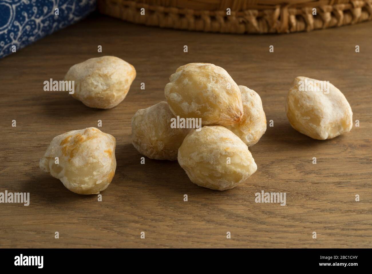 Ganze Kukui-Nüsse als ein unanständige Zubereitung einer asiatischen Mahlzeit Stockfoto