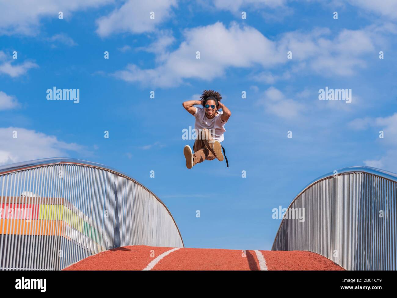 Tänzerin springt auf Brücke, mitten in der Luft Stockfoto