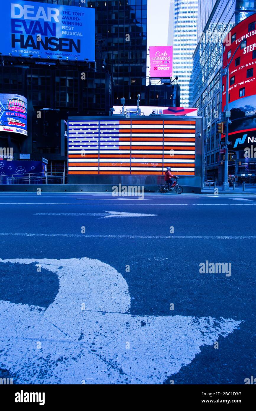 Leerzeitplatz, Kovid19, amerikanische Flagge, Einzelradfahrer Stockfoto