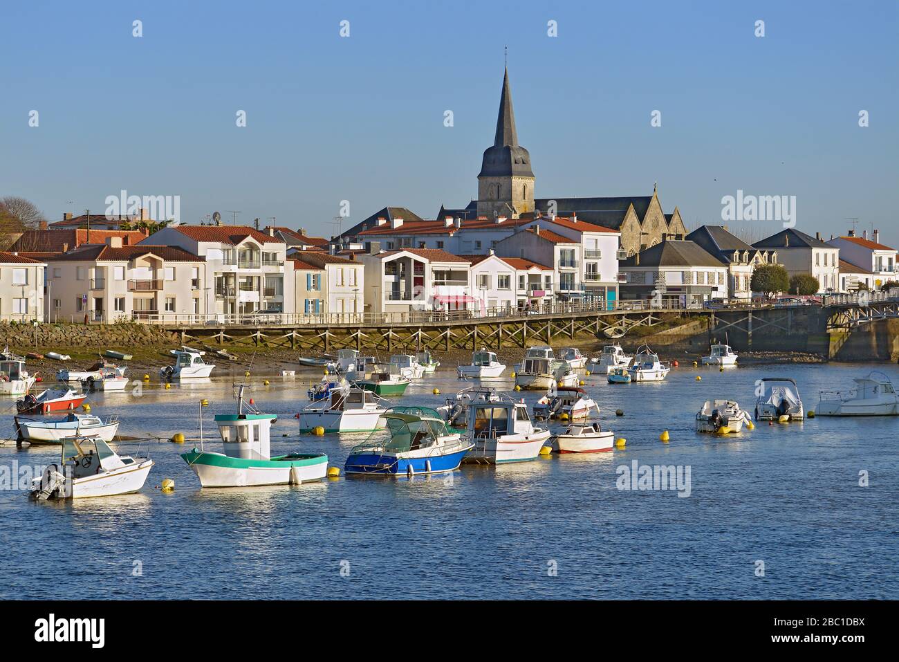 Hafen von Saint-Gilles-Croix-de-Vie, mit Kirche Saint-Gilles im Hintergrund, Gemeinde im Departement Vendée im pays de la Loire in Frankreich Stockfoto