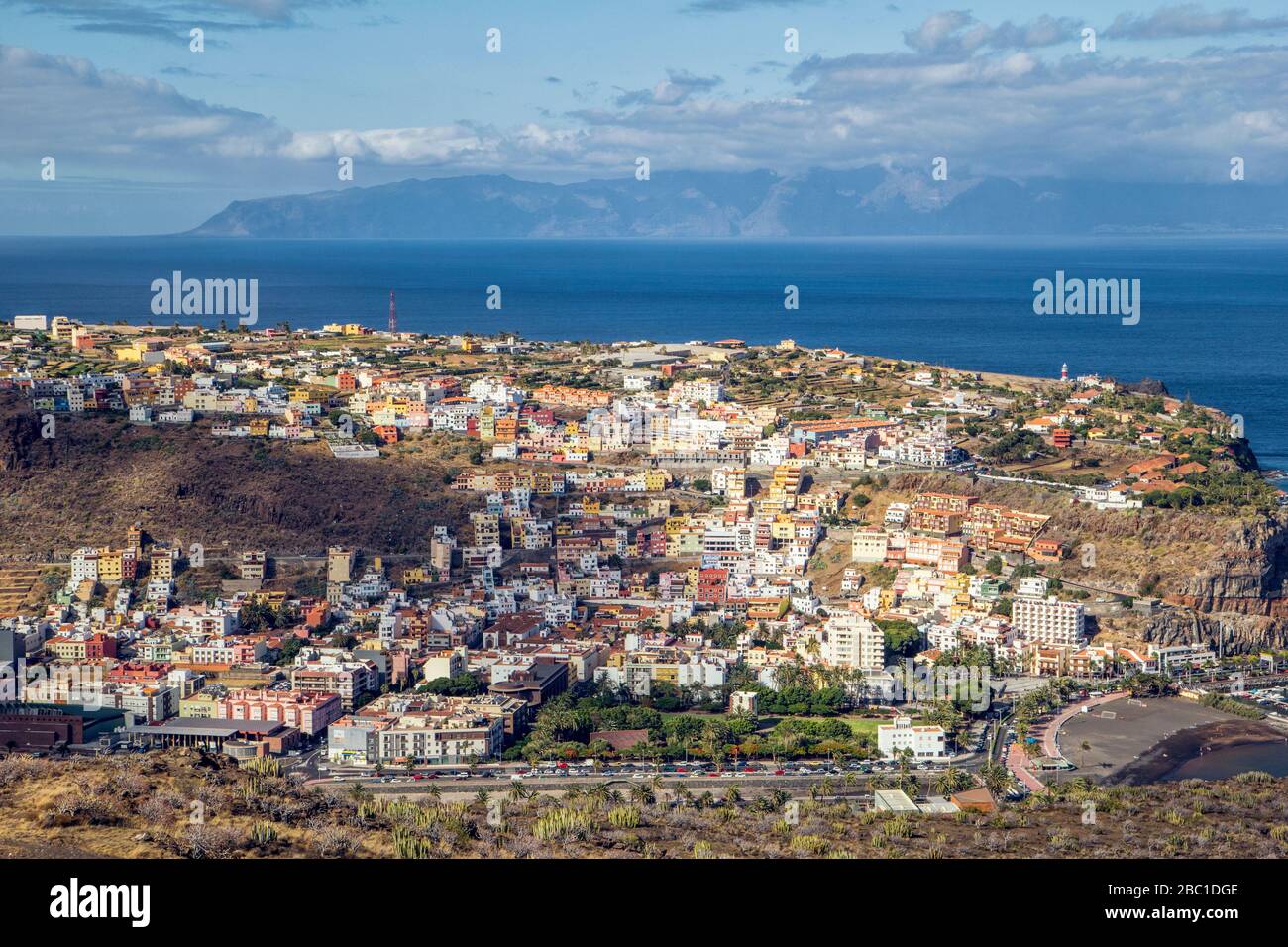 Blick auf San Sebastian de La Gomera, mit Teneriffa im Hintergrund, Kanarische Inseln, Spanien Stockfoto
