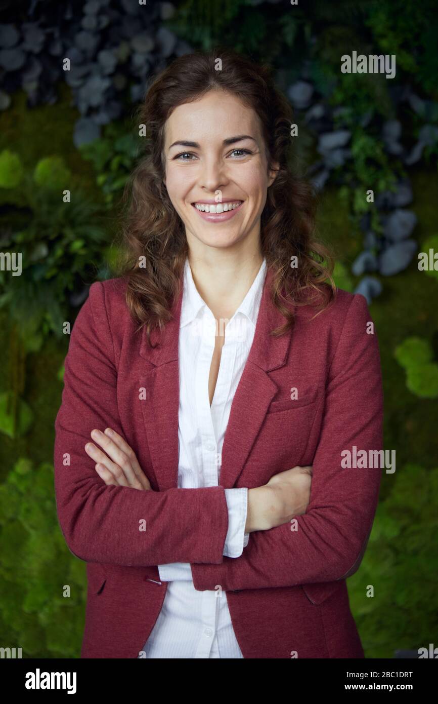 Portait der glücklichen Geschäftsfrau im grünen Büro Stockfoto