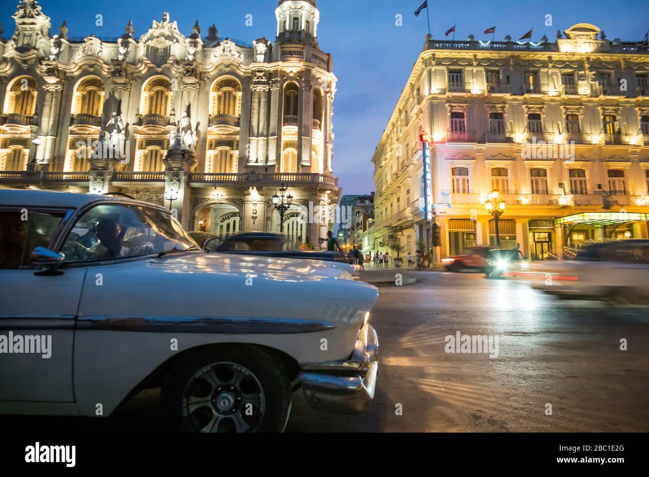 Oldtimer auf der Straße bei Nacht, Havanna, Kuba Stockfoto