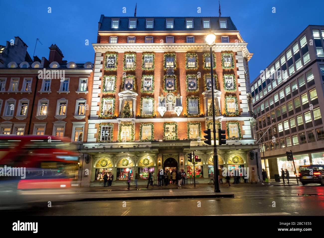 LONDON - DEZEMBER 2019: Fortnum & Mason in der Nacht mit Weihnachtslicht ein Upmarket-Kaufhaus auf Piccadilly, London. Stockfoto LONDON - DEZEMBER 2019: Fortnum & Mason in der Nacht mit Weihnachtslicht ein Upmarket-Kaufhaus auf Piccadilly, London. Stockfoto