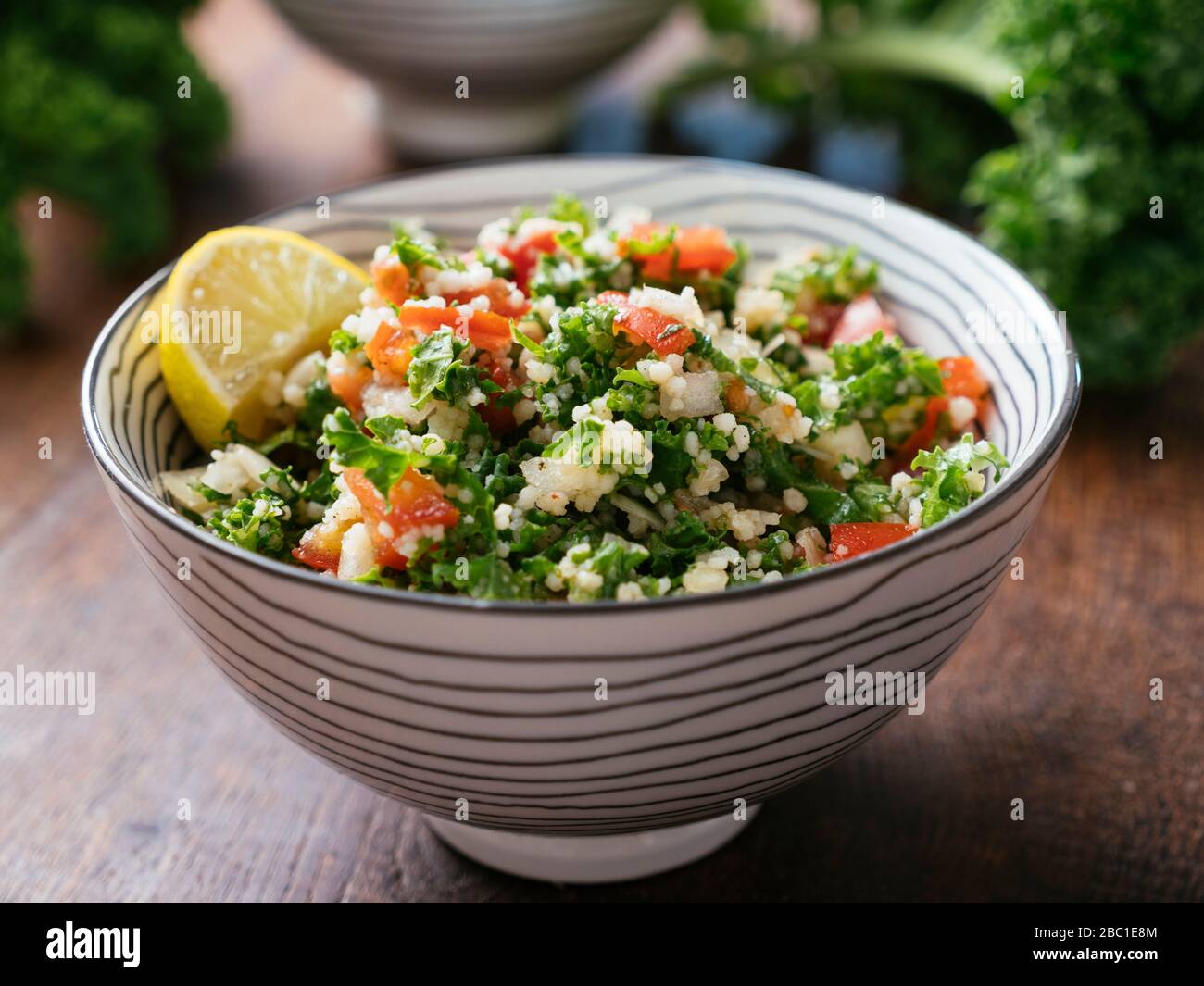 Variation des traditionellen Tabbouleh, Salat, mit Kale statt Petersilie. Stockfoto