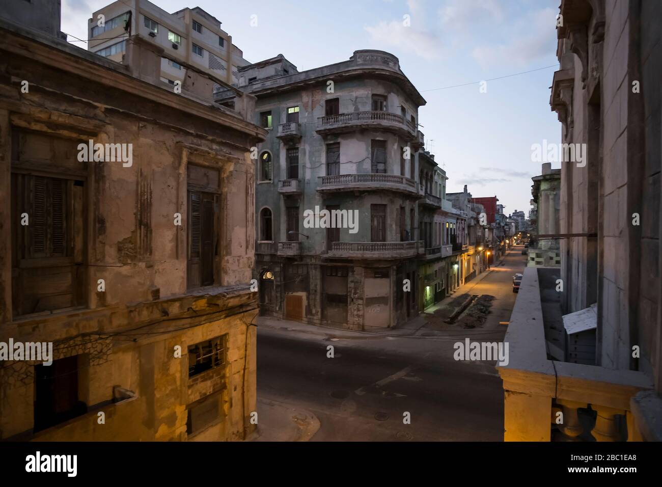 Heruntergekommenes Gebäude im Stadtzentrum, Havanna, Kuba Stockfoto