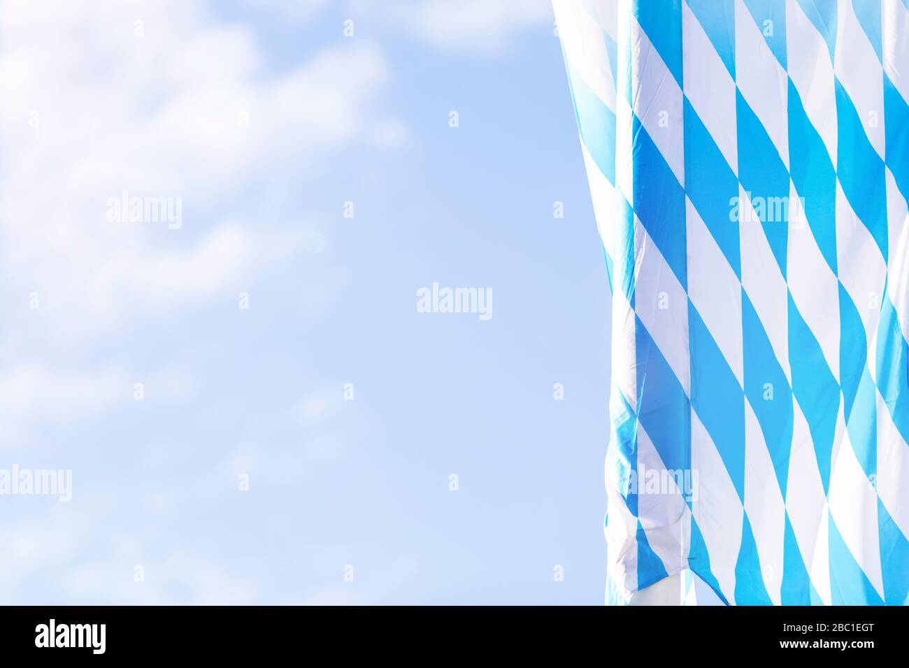 Deutschland, Bayern, München, Niederwinkelansicht der bayerischen Flagge, die während des Oktoberfestes am Himmel hängt Stockfoto