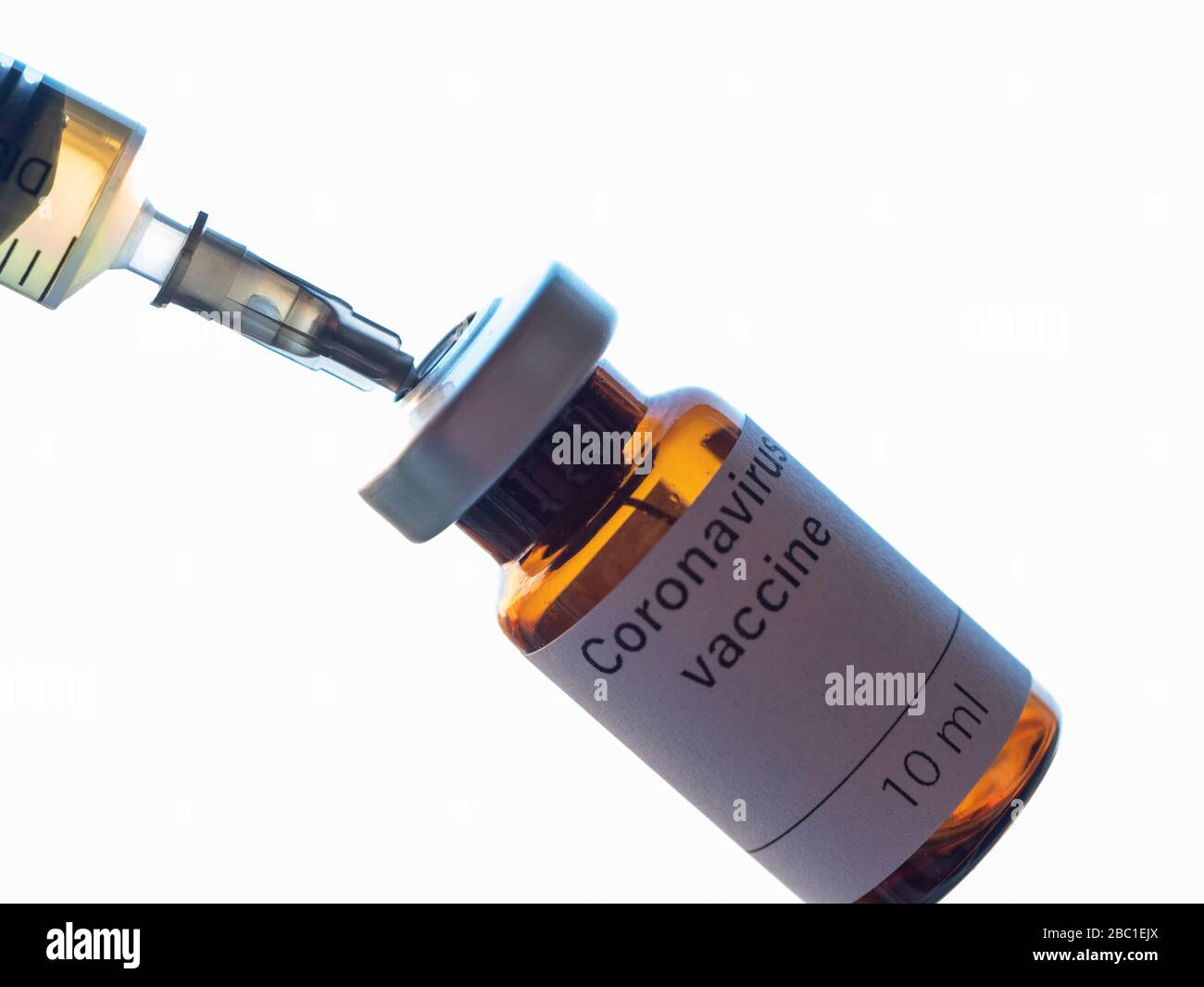 Die Welt wartet ängstlich auf einen Impfstoff gegen Coronavirus. Die Abbildung zeigt eine mit Coronavirus Impfstoff und Spritze gekennzeichnete Durchstechflasche. Stockfoto