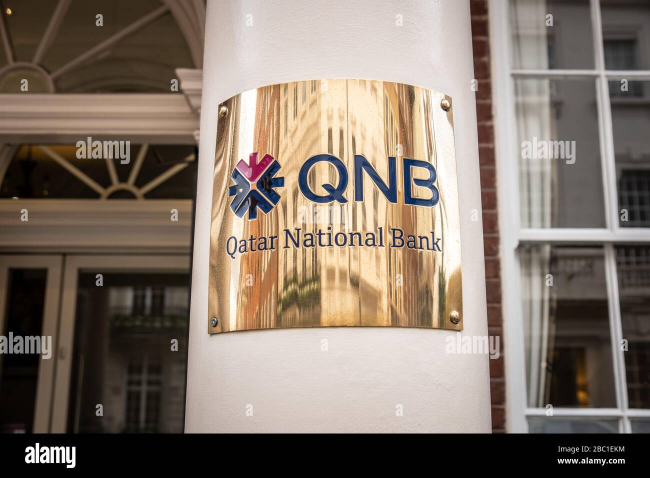 LONDON - NOVEMBER 2019: Gebäudeeingang der Qatar National Bank in Mayfair, Stockfoto