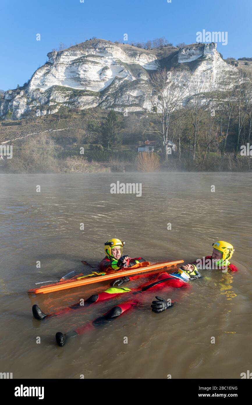 RETTUNGSÜBUNG FÜR EINE IN NOT GERATENE PERSON IN DER SEINE, FEUERWEHRLEUTE AUS DEM RETTUNGSDIENSTZENTRUM VON LES ANDELYS, SDIS27, EURE, FRANKREICH Stockfoto