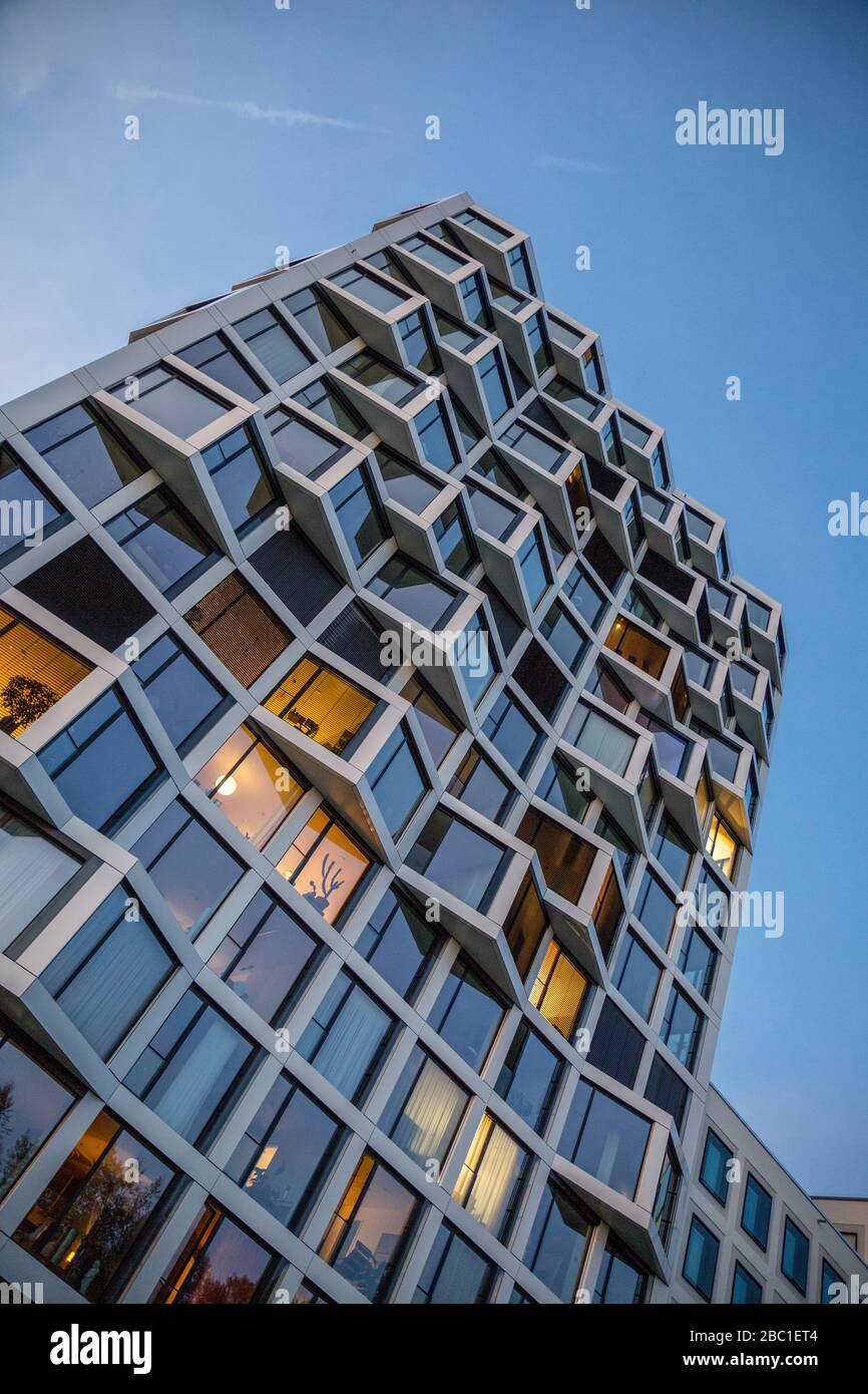 Modernes Hochhaus-Wohnhaus am Abend, München, Deutschland Stockfoto