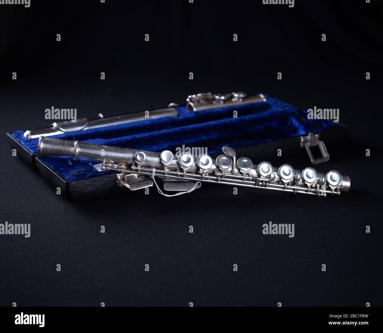Signet Selmer Special Sterling Silver Flute mit Blue Crushed Velvet Hartschalengehäuse mit Frontalansicht Stockfoto