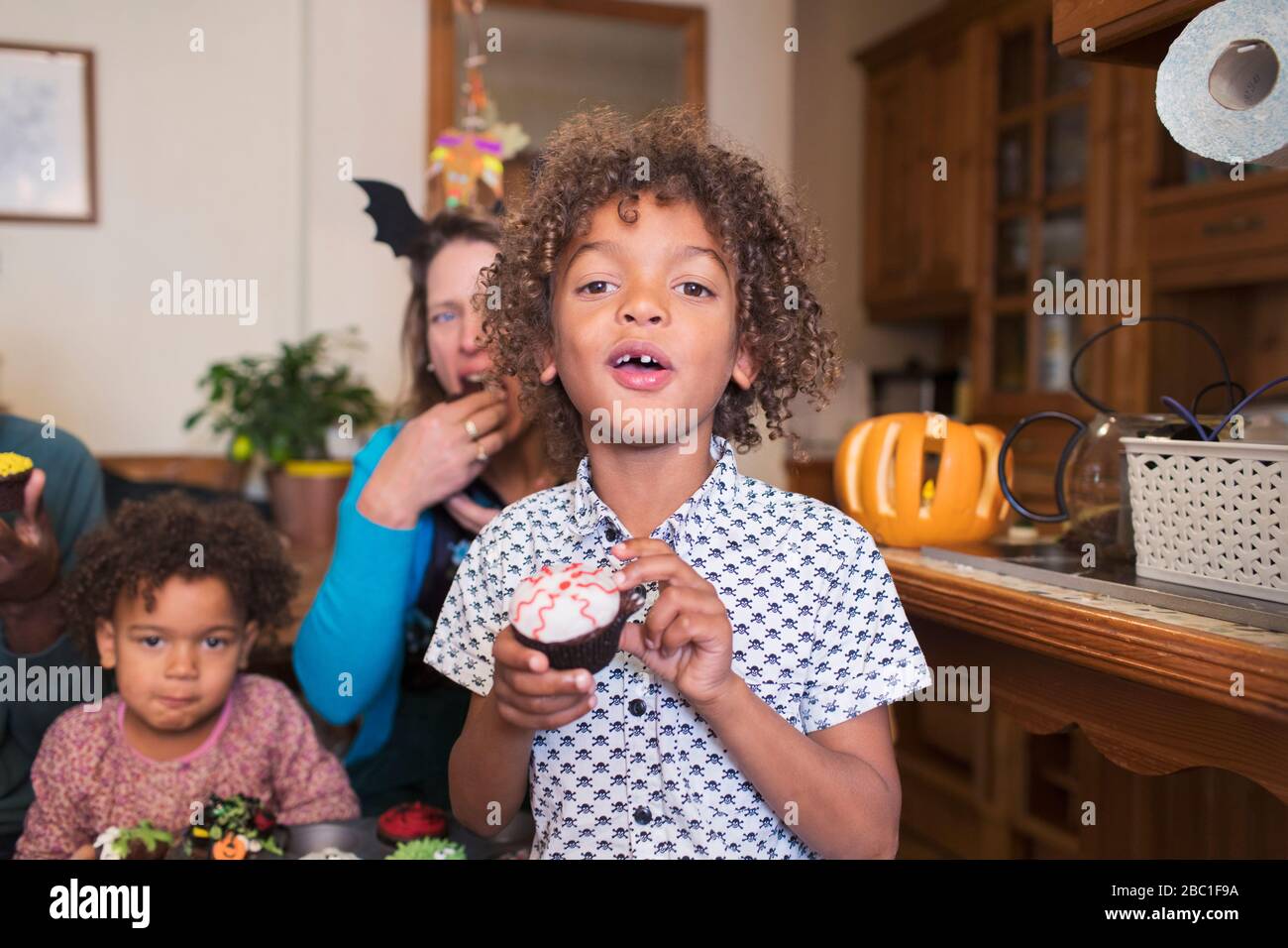 Portrait Junge essen Halloween Cupcake Stockfoto