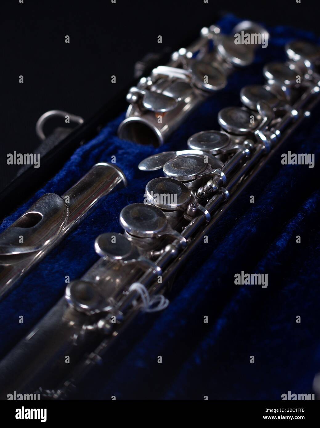 Signet Selmer Special Sterling Silver Flute mit Blue Crushed Velvet Hardcase Keys in Nahaufnahme Stockfoto