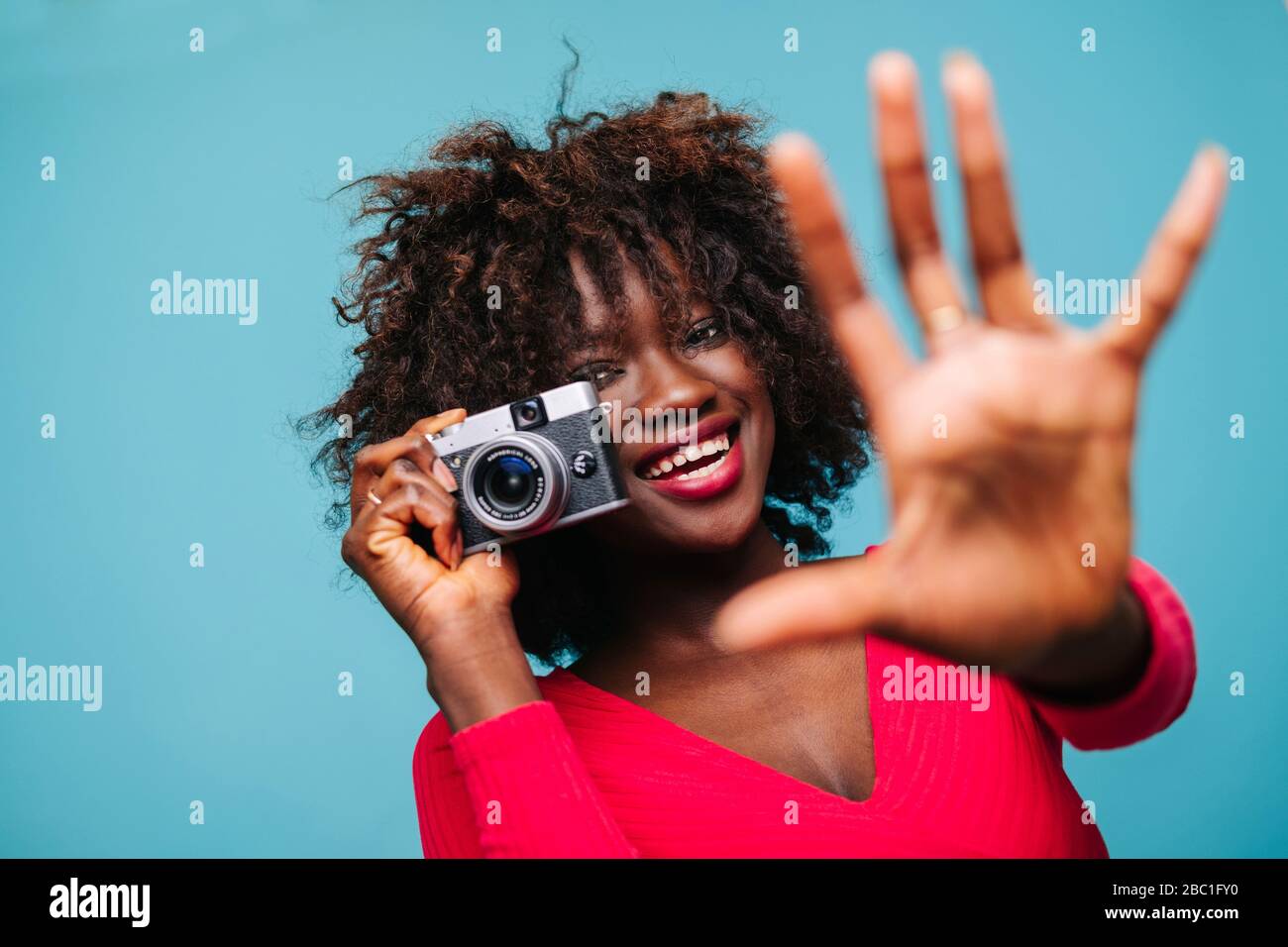 Porträt der glücklichen jungen Frau mit Vintage-Kamera im Studio Stockfoto Porträt der glücklichen jungen Frau mit Vintage-Kamera im Studio Stockfoto