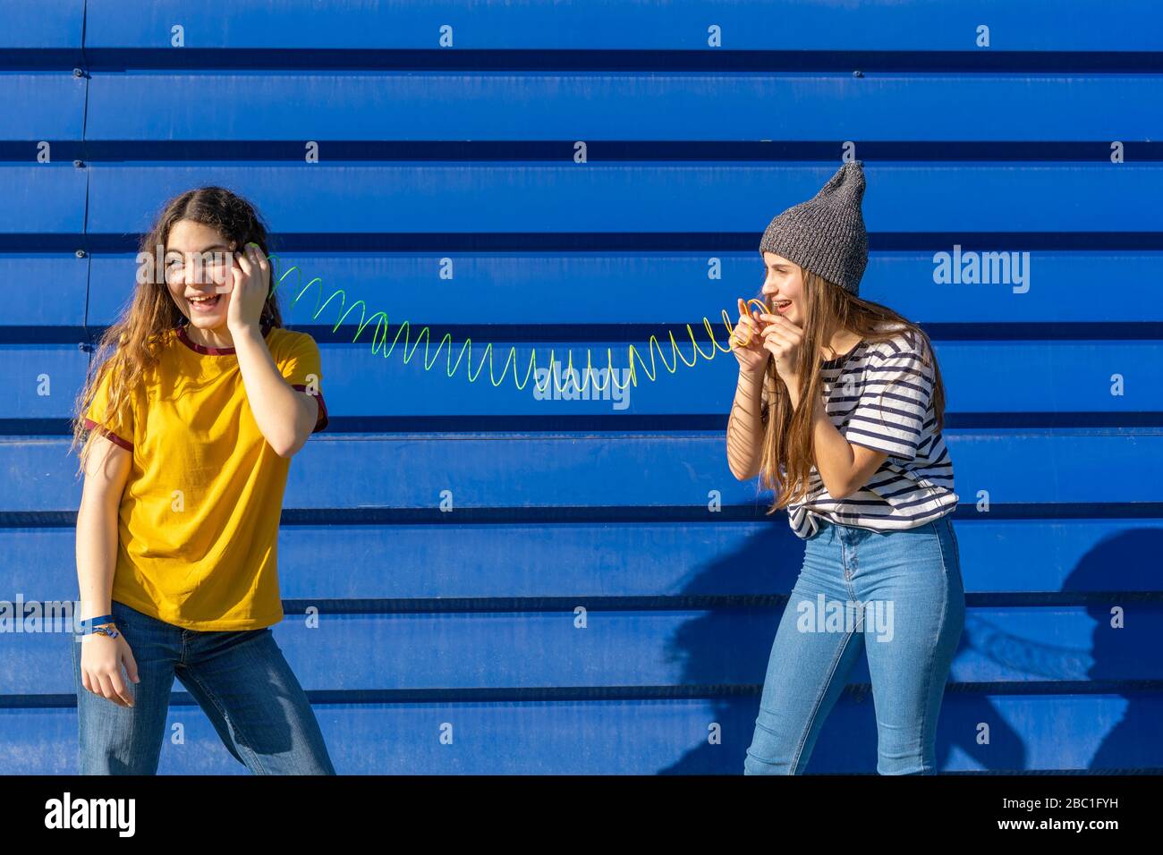 Zwei Mädchen im Teenageralter, die Spaß im freien Stockfoto