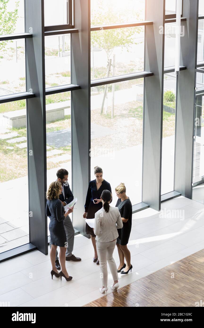 Geschäftsleute stehen in modernen Bürogebäude diskutieren Projekt Stockfoto