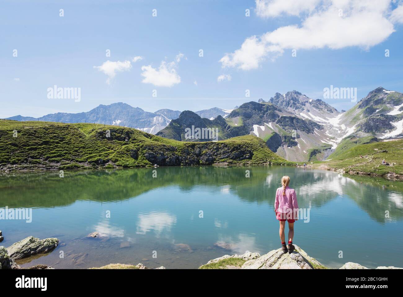 Schweiz, Kanton St. Gallen, Glarner Alpen, Frau auf dem Wangs-See Stockfoto