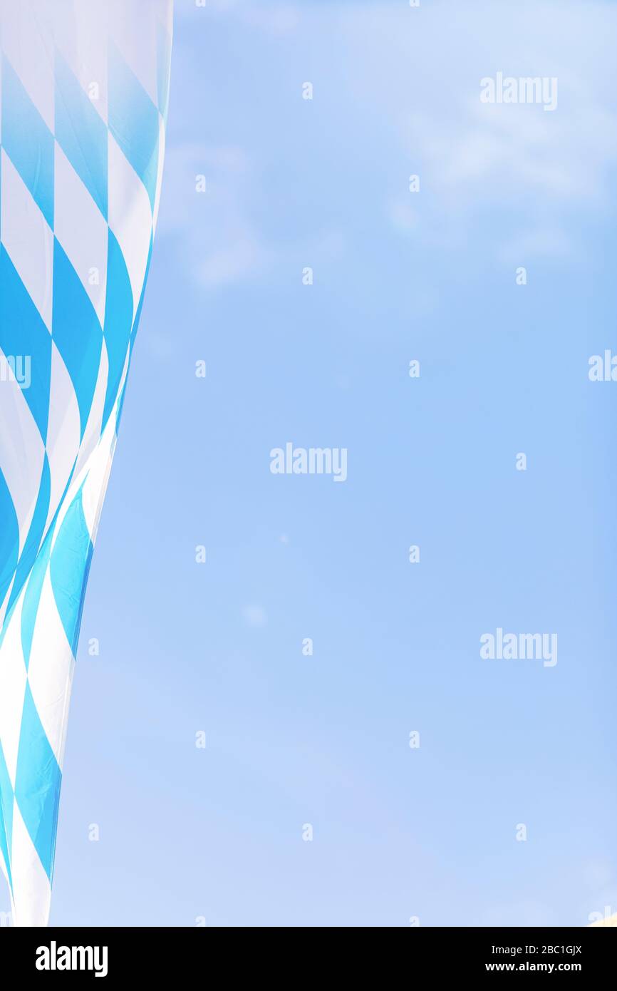 Deutschland, Bayern, München, Niederwinkelansicht der bayerischen Flagge, die während des Oktoberfestes am Himmel hängt Stockfoto