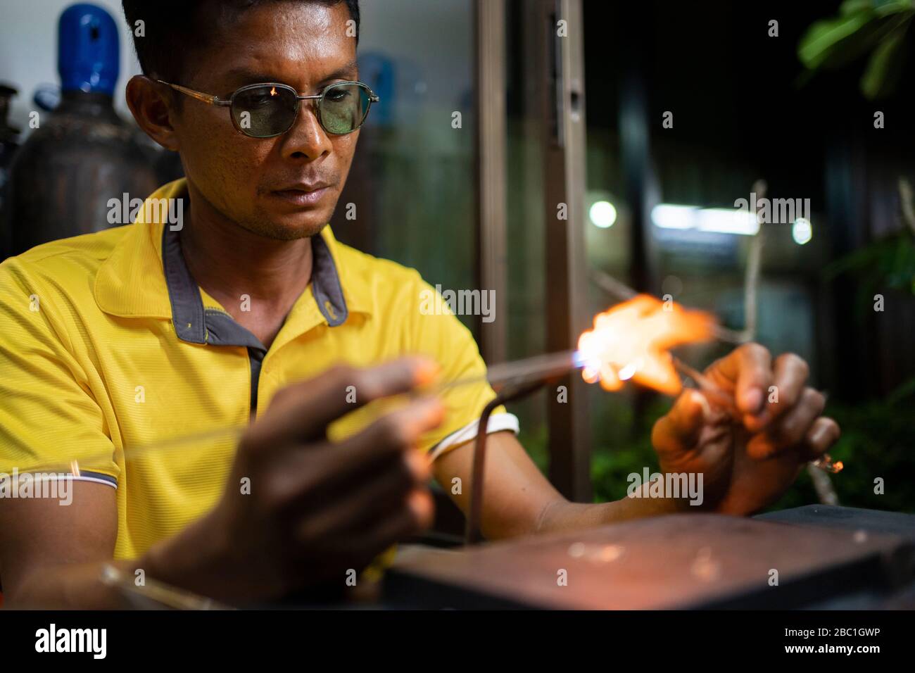 Senior Mann, der schmelzendes Glas bildet Stockfoto