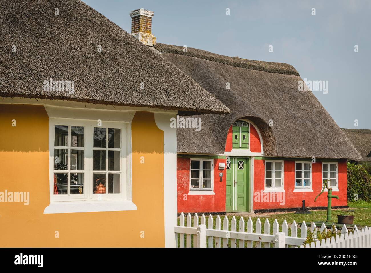 Dänemark, Sonderho, zwei farbenfrohe rustikale Häuser mit Strohdächern Stockfoto