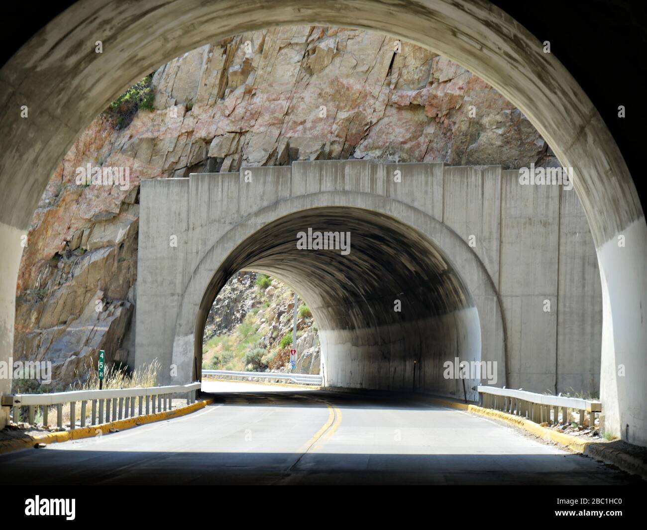 Nahaufnahme der Mitte der drei Tunnel am Shoshone Canyon neben dem Buffalo Bill Dam in Wyoming. Stockfoto