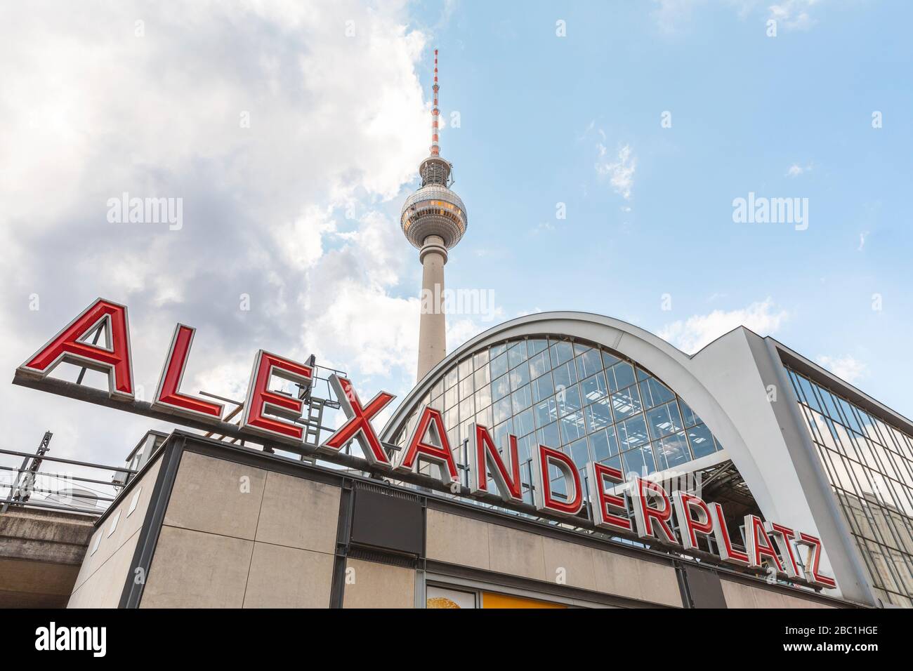 Deutschland, Berlin, Tiefansicht des Alexanderplatzes mit Fernsehturm Berlin im Hintergrund Stockfoto