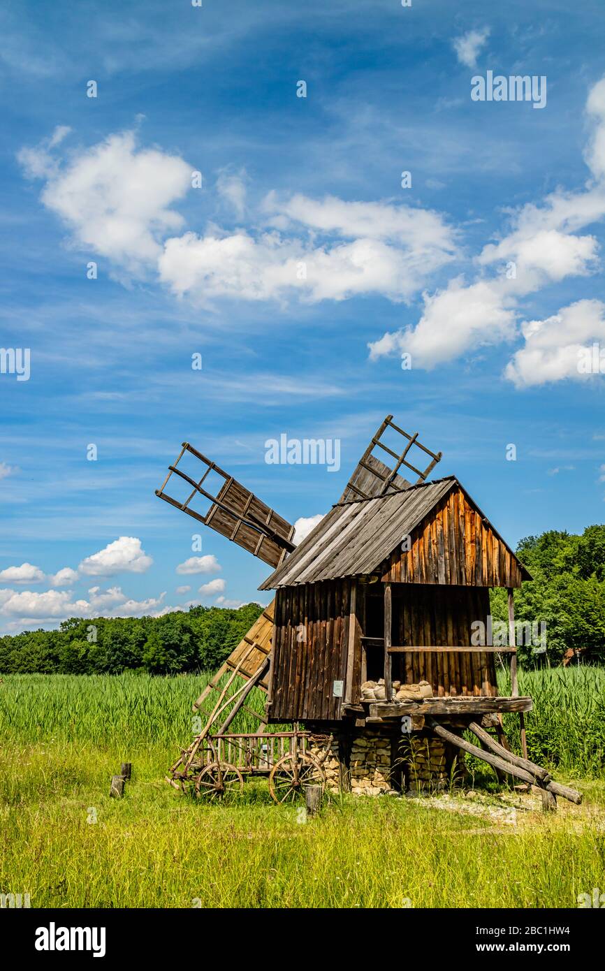 Eine traditionelle Holzwindmühle im ASTRA Freilichtmuseum für ländliches Leben in Sibiu, Rumänien. Juni 2017. Stockfoto