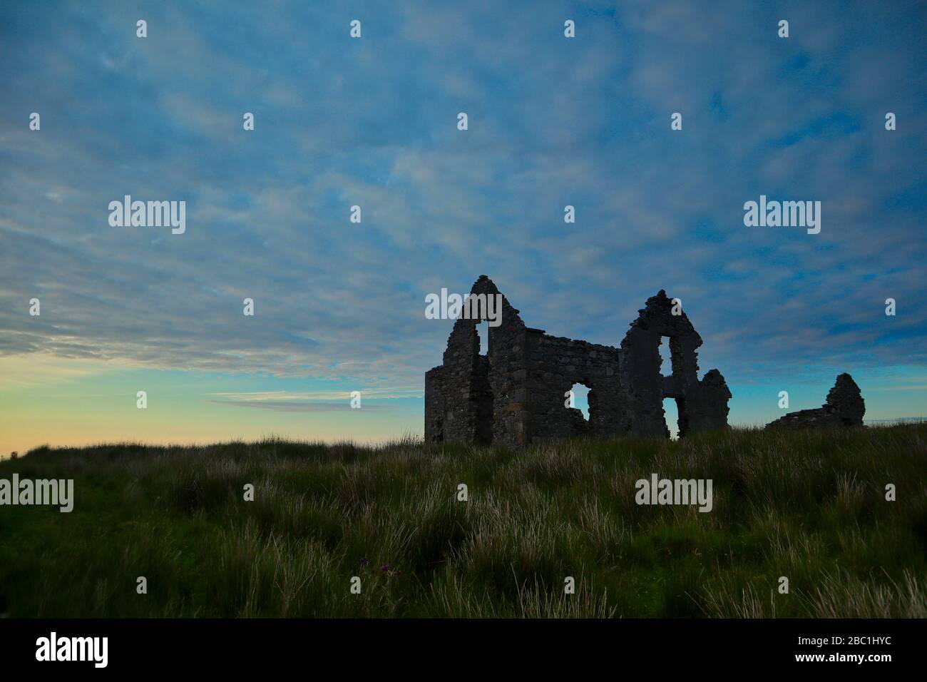 Ruine bei Sonnenuntergang in irland Stockfoto