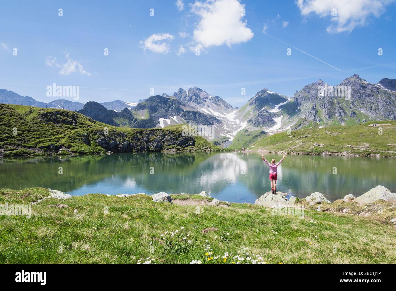 Schweiz, Kanton St. Gallen, Glarner Alpen, Frau auf dem Wangs-See Stockfoto