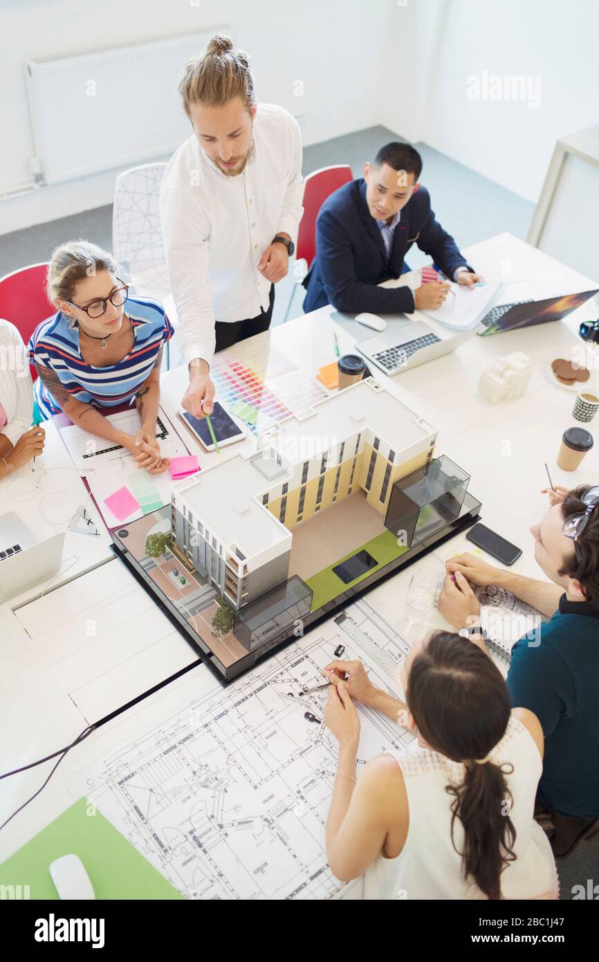 Männlicher Architekt leitet Konferenzraum-Meeting und erklärt Modell Stockfoto