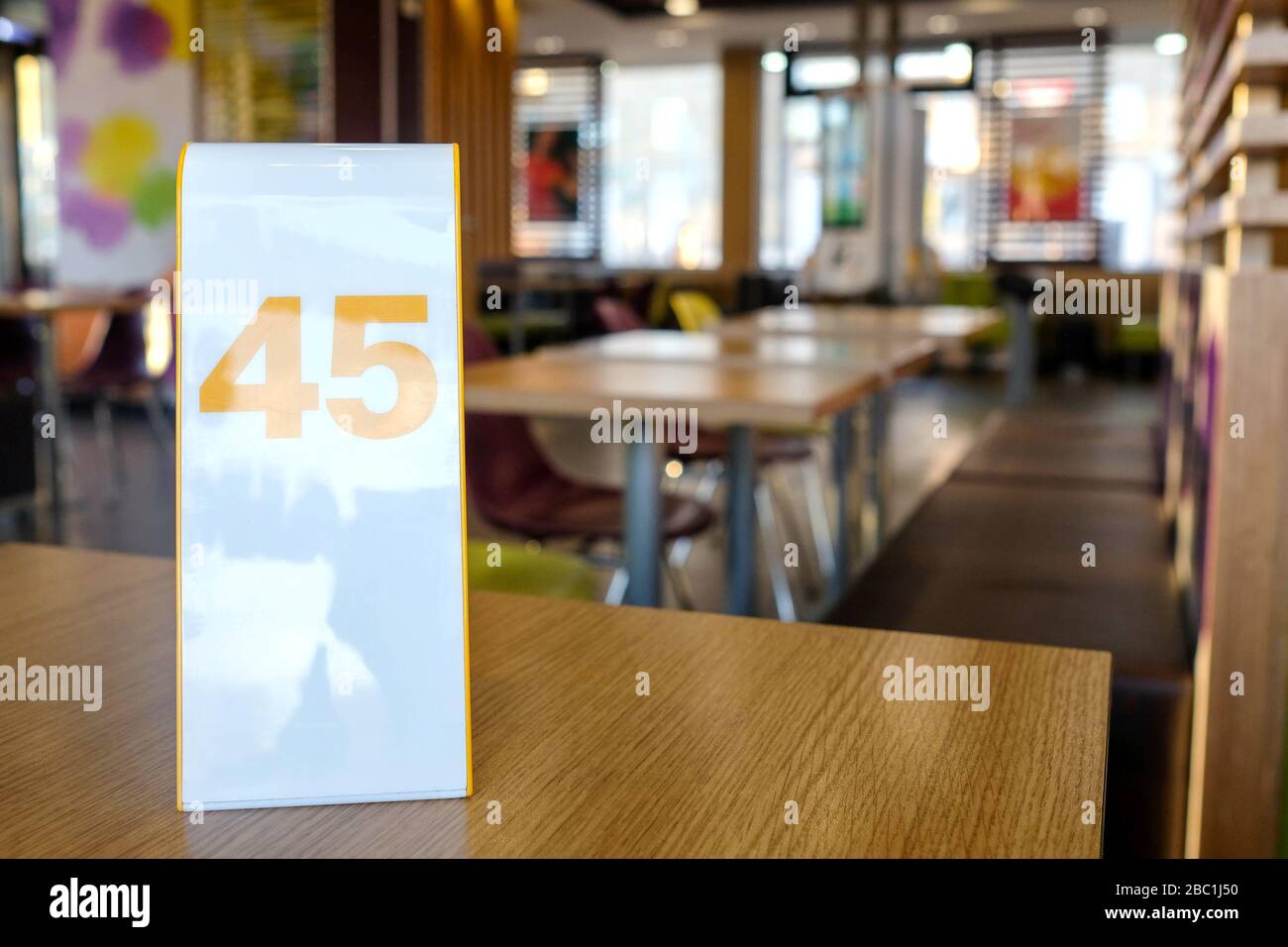 Schild Nr. 45 bei mcdonalds. Warten auf eine Mahlzeit in einem Restaurant. Stockfoto
