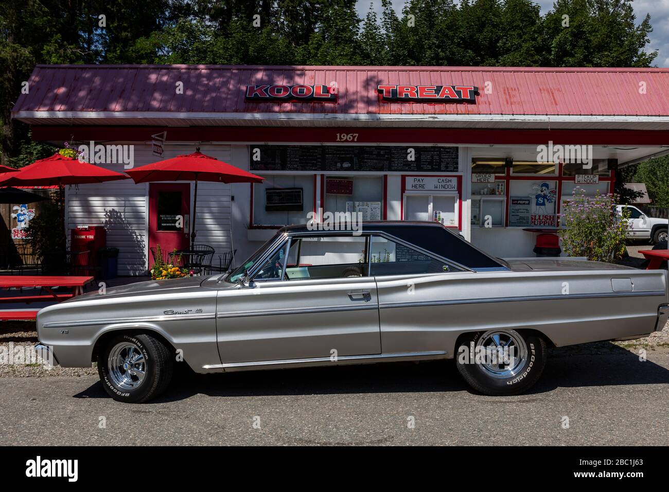 1960er Jahre American Muscle Car vor dem Drive-in-Café der 1960er Jahre, Kootenays, BC, Kanada. Stockfoto