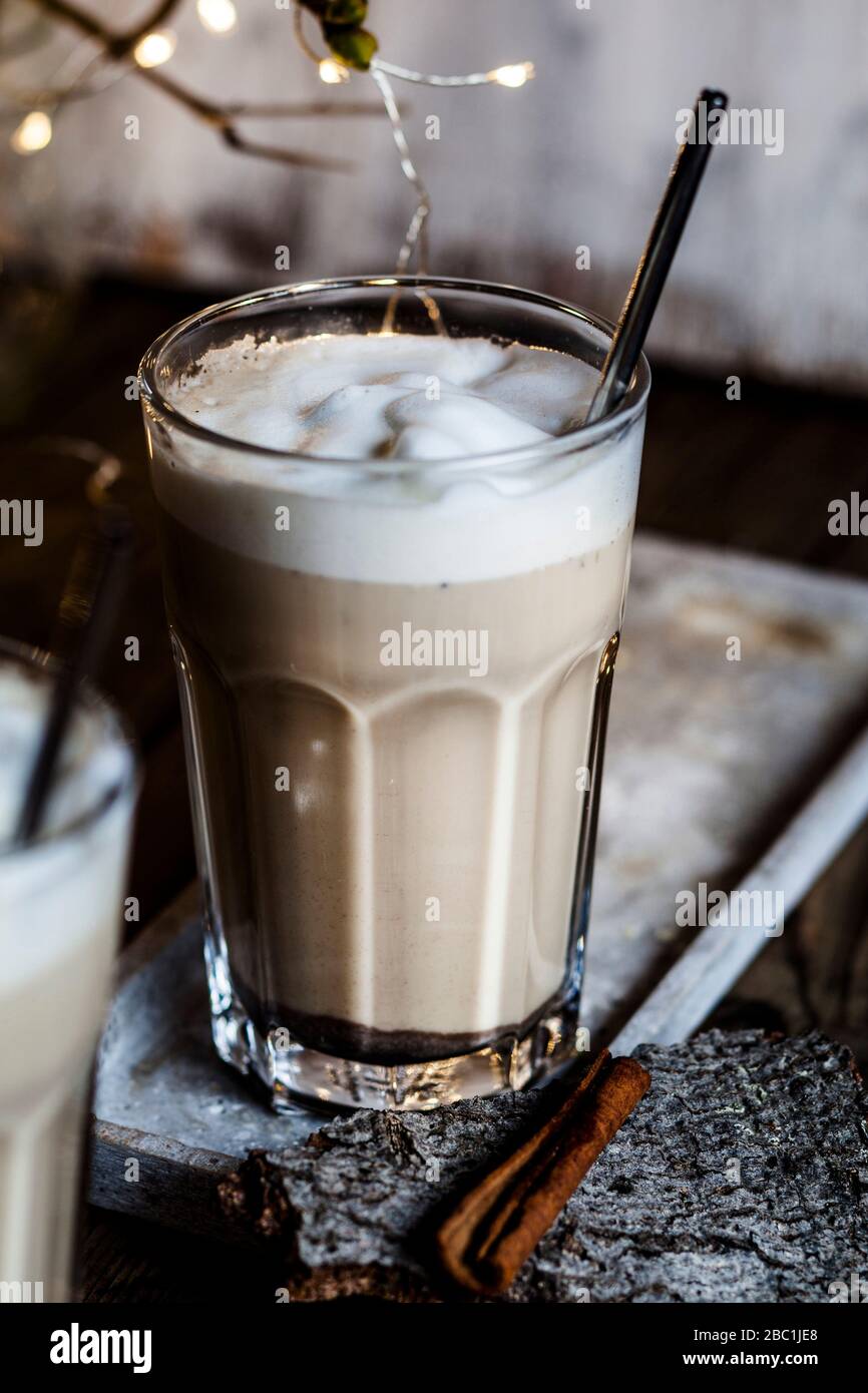 Glas eisgekühlter Chai mit Milchschaum und Zimt Stockfoto