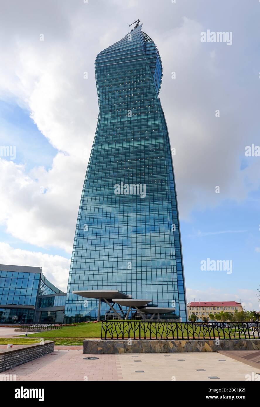 SOCAR Tower, das höchste Gebäude in Baku, Aserbaidschan, das der staatlichen Ölgesellschaft der Aserbaidschanischen Republik gehört. Moderner Wolkenkratzer. Stockfoto