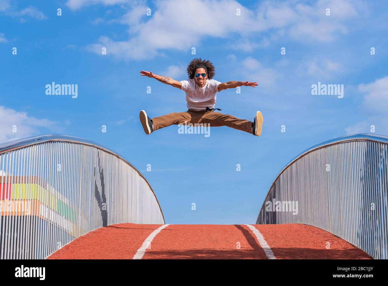 Tänzerin springt auf Brücke, mitten in der Luft Stockfoto