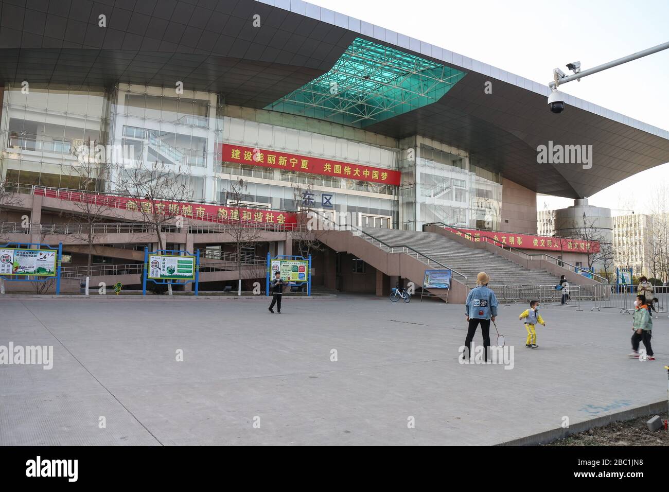 Yinchuan, China. März 2020. Kinder spielen Badminton vor dem Yinchuan Gymnasium. Das Leben kehrt in Yinchuan langsam wieder zum Normalzustand zurück, da sich die Kovid-19-Virus-Epidemie in China schwächt. Credit: SOPA Images Limited/Alamy Live News Stockfoto