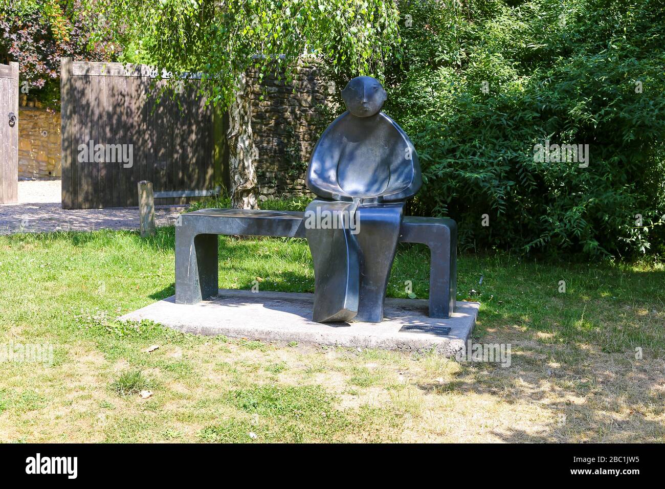 "Man on Bench"-Skulptur von Giles Penny, Bruton, Somerset, England, Großbritannien Stockfoto